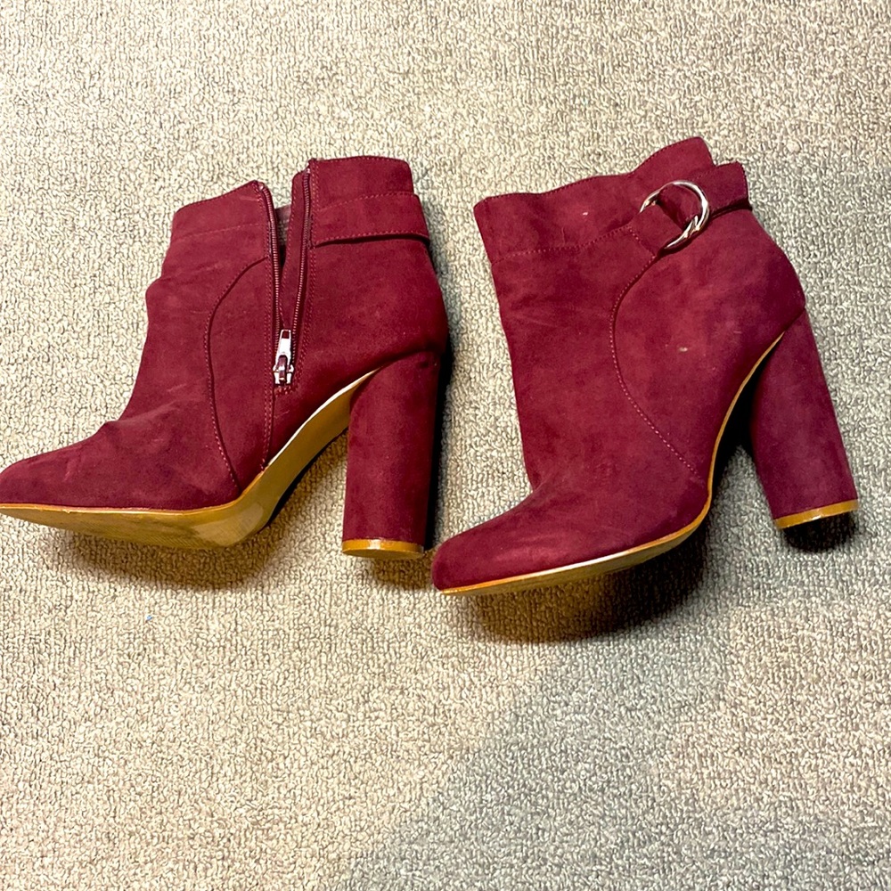 Size 8 JustFab wine colored booties with circular heel.
